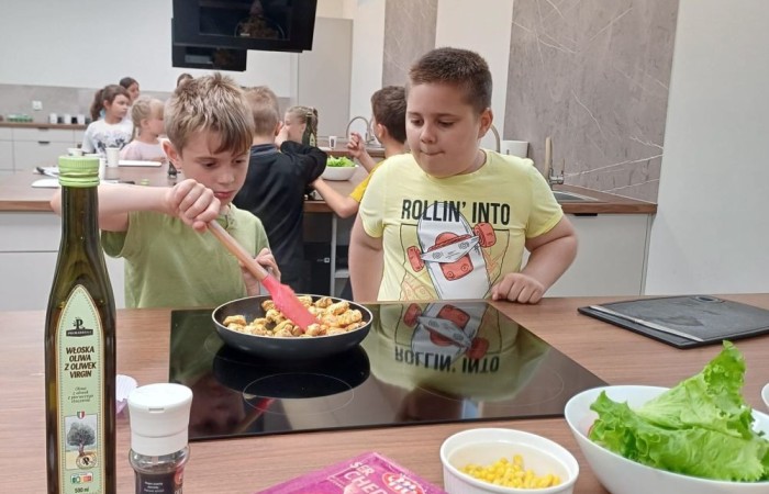 24 czerwca klasa Ib uczestniczyła w wyjątkowych zajęciach kulinarnych w CREP w Pasłęku. Podczas spotkania pani Aneta Sokołowska opowiedziała dzieciom o zasadach zdrowego odżywiania oraz o tym, co powinno znaleźć się w kanapnikach z drugim śniadaniem. Następnie, pod czujnym okiem dorosłych, uczniowie samodzielnie przygotowywali zdrowe pity z mięsem i warzywami – było pysznie, kolorowo i bardzo zdrowo. Mamy nadzieję, że to nie były ostatnie takie zajęcia. 