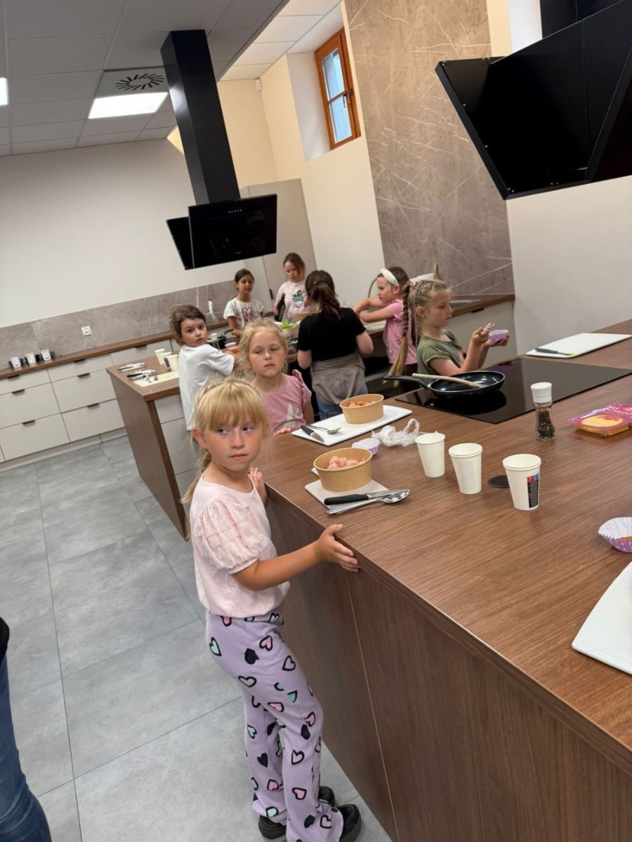 24 czerwca klasa Ib uczestniczyła w wyjątkowych zajęciach kulinarnych w CREP w Pasłęku. Podczas spotkania pani Aneta Sokołowska opowiedziała dzieciom o zasadach zdrowego odżywiania oraz o tym, co powinno znaleźć się w kanapnikach z drugim śniadaniem. Następnie, pod czujnym okiem dorosłych, uczniowie samodzielnie przygotowywali zdrowe pity z mięsem i warzywami – było pysznie, kolorowo i bardzo zdrowo. Mamy nadzieję, że to nie były ostatnie takie zajęcia. 