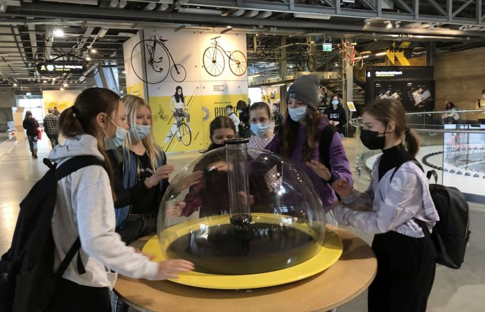 Ostatnim Etapem zwiedzania było Centrum Nauki Kopernik, niewątpliwie jednego z najważniejszych punktów naszej wycieczki. Jest to wspaniały ośrodek nauki, którego misją jest rozbudzanie ciekawości, wspomaganie samodzielnego poznawania świata i uczenia się. Wszyscy mogli poznać prawa nauki poprzez samodzielne przeprowadzanie doświadczeń na interaktywnych wystawach. Uczniowie mieli okazję własnoręcznie dokonywać wielu doświadczeń naukowych, zobaczyć na własne oczy mechanizmy funkcjonowania ludzkiego organizmu, urządzeń, wszechświata i wielu innych aspektów otaczającego nas świata.
