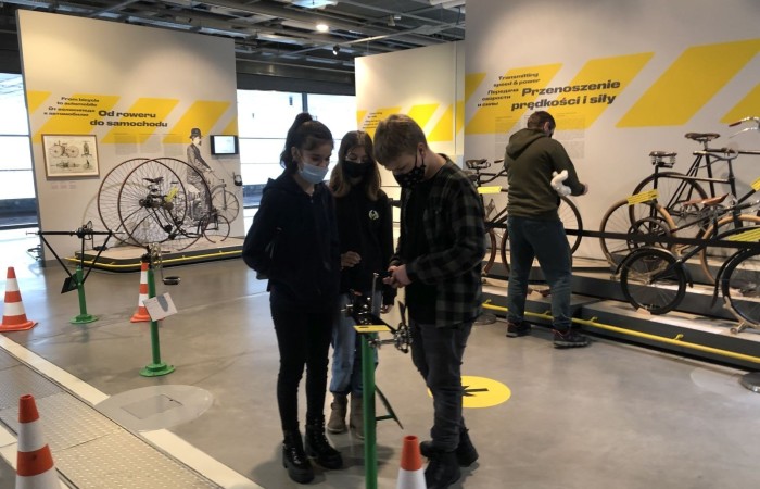 Ostatnim Etapem zwiedzania było Centrum Nauki Kopernik, niewątpliwie jednego z najważniejszych punktów naszej wycieczki. Jest to wspaniały ośrodek nauki, którego misją jest rozbudzanie ciekawości, wspomaganie samodzielnego poznawania świata i uczenia się. Wszyscy mogli poznać prawa nauki poprzez samodzielne przeprowadzanie doświadczeń na interaktywnych wystawach. Uczniowie mieli okazję własnoręcznie dokonywać wielu doświadczeń naukowych, zobaczyć na własne oczy mechanizmy funkcjonowania ludzkiego organizmu, urządzeń, wszechświata i wielu innych aspektów otaczającego nas świata.
