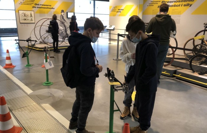 Ostatnim Etapem zwiedzania było Centrum Nauki Kopernik, niewątpliwie jednego z najważniejszych punktów naszej wycieczki. Jest to wspaniały ośrodek nauki, którego misją jest rozbudzanie ciekawości, wspomaganie samodzielnego poznawania świata i uczenia się. Wszyscy mogli poznać prawa nauki poprzez samodzielne przeprowadzanie doświadczeń na interaktywnych wystawach. Uczniowie mieli okazję własnoręcznie dokonywać wielu doświadczeń naukowych, zobaczyć na własne oczy mechanizmy funkcjonowania ludzkiego organizmu, urządzeń, wszechświata i wielu innych aspektów otaczającego nas świata.
