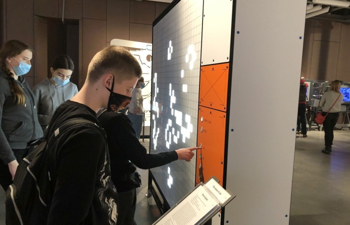 Ostatnim Etapem zwiedzania było Centrum Nauki Kopernik, niewątpliwie jednego z najważniejszych punktów naszej wycieczki. Jest to wspaniały ośrodek nauki, którego misją jest rozbudzanie ciekawości, wspomaganie samodzielnego poznawania świata i uczenia się. Wszyscy mogli poznać prawa nauki poprzez samodzielne przeprowadzanie doświadczeń na interaktywnych wystawach. Uczniowie mieli okazję własnoręcznie dokonywać wielu doświadczeń naukowych, zobaczyć na własne oczy mechanizmy funkcjonowania ludzkiego organizmu, urządzeń, wszechświata i wielu innych aspektów otaczającego nas świata.
