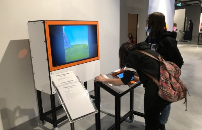 Ostatnim Etapem zwiedzania było Centrum Nauki Kopernik, niewątpliwie jednego z najważniejszych punktów naszej wycieczki. Jest to wspaniały ośrodek nauki, którego misją jest rozbudzanie ciekawości, wspomaganie samodzielnego poznawania świata i uczenia się. Wszyscy mogli poznać prawa nauki poprzez samodzielne przeprowadzanie doświadczeń na interaktywnych wystawach. Uczniowie mieli okazję własnoręcznie dokonywać wielu doświadczeń naukowych, zobaczyć na własne oczy mechanizmy funkcjonowania ludzkiego organizmu, urządzeń, wszechświata i wielu innych aspektów otaczającego nas świata.
