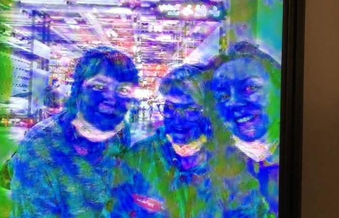 Ostatnim Etapem zwiedzania było Centrum Nauki Kopernik, niewątpliwie jednego z najważniejszych punktów naszej wycieczki. Jest to wspaniały ośrodek nauki, którego misją jest rozbudzanie ciekawości, wspomaganie samodzielnego poznawania świata i uczenia się. Wszyscy mogli poznać prawa nauki poprzez samodzielne przeprowadzanie doświadczeń na interaktywnych wystawach. Uczniowie mieli okazję własnoręcznie dokonywać wielu doświadczeń naukowych, zobaczyć na własne oczy mechanizmy funkcjonowania ludzkiego organizmu, urządzeń, wszechświata i wielu innych aspektów otaczającego nas świata.
