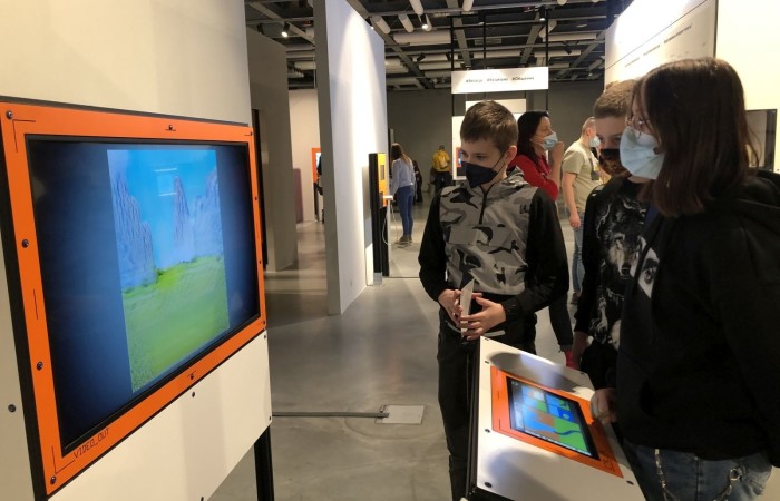 Ostatnim Etapem zwiedzania było Centrum Nauki Kopernik, niewątpliwie jednego z najważniejszych punktów naszej wycieczki. Jest to wspaniały ośrodek nauki, którego misją jest rozbudzanie ciekawości, wspomaganie samodzielnego poznawania świata i uczenia się. Wszyscy mogli poznać prawa nauki poprzez samodzielne przeprowadzanie doświadczeń na interaktywnych wystawach. Uczniowie mieli okazję własnoręcznie dokonywać wielu doświadczeń naukowych, zobaczyć na własne oczy mechanizmy funkcjonowania ludzkiego organizmu, urządzeń, wszechświata i wielu innych aspektów otaczającego nas świata.
