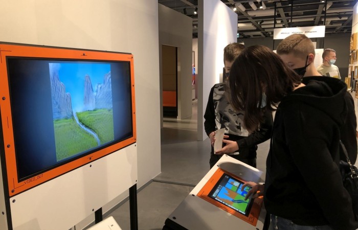 Ostatnim Etapem zwiedzania było Centrum Nauki Kopernik, niewątpliwie jednego z najważniejszych punktów naszej wycieczki. Jest to wspaniały ośrodek nauki, którego misją jest rozbudzanie ciekawości, wspomaganie samodzielnego poznawania świata i uczenia się. Wszyscy mogli poznać prawa nauki poprzez samodzielne przeprowadzanie doświadczeń na interaktywnych wystawach. Uczniowie mieli okazję własnoręcznie dokonywać wielu doświadczeń naukowych, zobaczyć na własne oczy mechanizmy funkcjonowania ludzkiego organizmu, urządzeń, wszechświata i wielu innych aspektów otaczającego nas świata.
