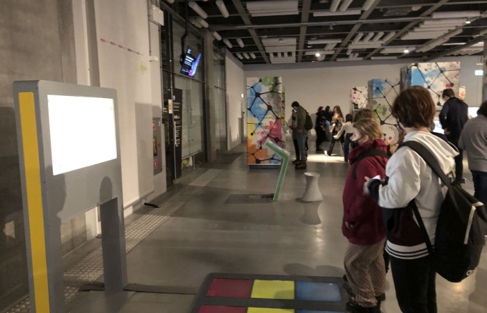 Ostatnim Etapem zwiedzania było Centrum Nauki Kopernik, niewątpliwie jednego z najważniejszych punktów naszej wycieczki. Jest to wspaniały ośrodek nauki, którego misją jest rozbudzanie ciekawości, wspomaganie samodzielnego poznawania świata i uczenia się. Wszyscy mogli poznać prawa nauki poprzez samodzielne przeprowadzanie doświadczeń na interaktywnych wystawach. Uczniowie mieli okazję własnoręcznie dokonywać wielu doświadczeń naukowych, zobaczyć na własne oczy mechanizmy funkcjonowania ludzkiego organizmu, urządzeń, wszechświata i wielu innych aspektów otaczającego nas świata.
