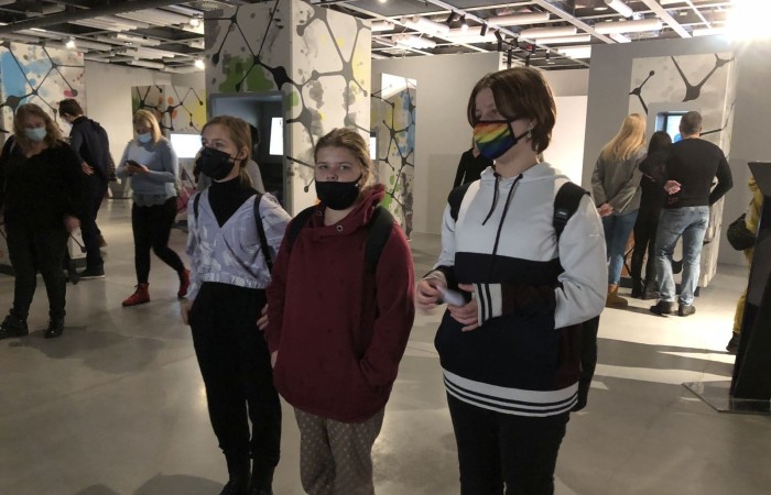 Ostatnim Etapem zwiedzania było Centrum Nauki Kopernik, niewątpliwie jednego z najważniejszych punktów naszej wycieczki. Jest to wspaniały ośrodek nauki, którego misją jest rozbudzanie ciekawości, wspomaganie samodzielnego poznawania świata i uczenia się. Wszyscy mogli poznać prawa nauki poprzez samodzielne przeprowadzanie doświadczeń na interaktywnych wystawach. Uczniowie mieli okazję własnoręcznie dokonywać wielu doświadczeń naukowych, zobaczyć na własne oczy mechanizmy funkcjonowania ludzkiego organizmu, urządzeń, wszechświata i wielu innych aspektów otaczającego nas świata.
