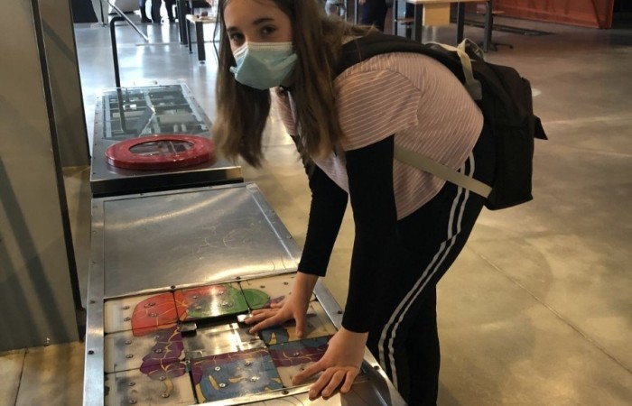 Ostatnim Etapem zwiedzania było Centrum Nauki Kopernik, niewątpliwie jednego z najważniejszych punktów naszej wycieczki. Jest to wspaniały ośrodek nauki, którego misją jest rozbudzanie ciekawości, wspomaganie samodzielnego poznawania świata i uczenia się. Wszyscy mogli poznać prawa nauki poprzez samodzielne przeprowadzanie doświadczeń na interaktywnych wystawach. Uczniowie mieli okazję własnoręcznie dokonywać wielu doświadczeń naukowych, zobaczyć na własne oczy mechanizmy funkcjonowania ludzkiego organizmu, urządzeń, wszechświata i wielu innych aspektów otaczającego nas świata.
