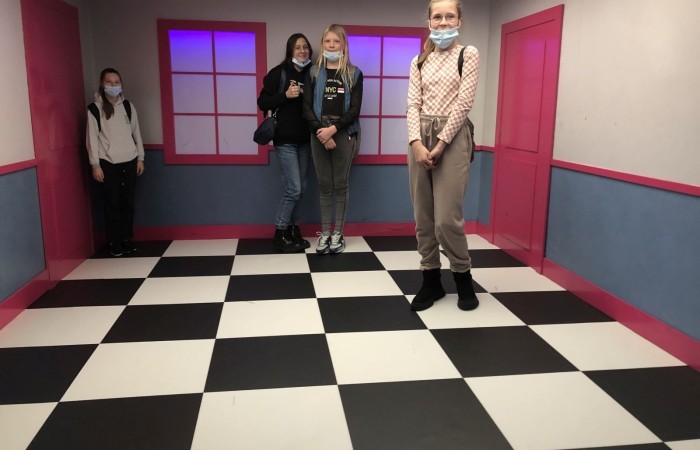 Ostatnim Etapem zwiedzania było Centrum Nauki Kopernik, niewątpliwie jednego z najważniejszych punktów naszej wycieczki. Jest to wspaniały ośrodek nauki, którego misją jest rozbudzanie ciekawości, wspomaganie samodzielnego poznawania świata i uczenia się. Wszyscy mogli poznać prawa nauki poprzez samodzielne przeprowadzanie doświadczeń na interaktywnych wystawach. Uczniowie mieli okazję własnoręcznie dokonywać wielu doświadczeń naukowych, zobaczyć na własne oczy mechanizmy funkcjonowania ludzkiego organizmu, urządzeń, wszechświata i wielu innych aspektów otaczającego nas świata.
