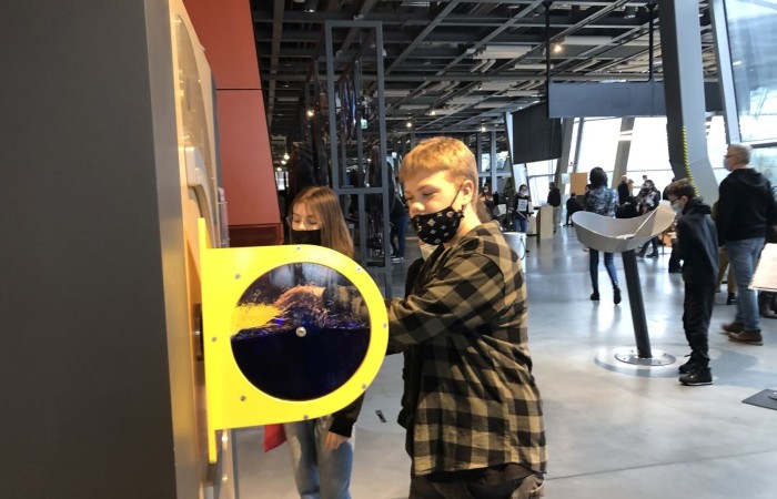 Ostatnim Etapem zwiedzania było Centrum Nauki Kopernik, niewątpliwie jednego z najważniejszych punktów naszej wycieczki. Jest to wspaniały ośrodek nauki, którego misją jest rozbudzanie ciekawości, wspomaganie samodzielnego poznawania świata i uczenia się. Wszyscy mogli poznać prawa nauki poprzez samodzielne przeprowadzanie doświadczeń na interaktywnych wystawach. Uczniowie mieli okazję własnoręcznie dokonywać wielu doświadczeń naukowych, zobaczyć na własne oczy mechanizmy funkcjonowania ludzkiego organizmu, urządzeń, wszechświata i wielu innych aspektów otaczającego nas świata.
