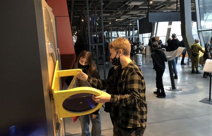 Ostatnim Etapem zwiedzania było Centrum Nauki Kopernik, niewątpliwie jednego z najważniejszych punktów naszej wycieczki. Jest to wspaniały ośrodek nauki, którego misją jest rozbudzanie ciekawości, wspomaganie samodzielnego poznawania świata i uczenia się. Wszyscy mogli poznać prawa nauki poprzez samodzielne przeprowadzanie doświadczeń na interaktywnych wystawach. Uczniowie mieli okazję własnoręcznie dokonywać wielu doświadczeń naukowych, zobaczyć na własne oczy mechanizmy funkcjonowania ludzkiego organizmu, urządzeń, wszechświata i wielu innych aspektów otaczającego nas świata.
