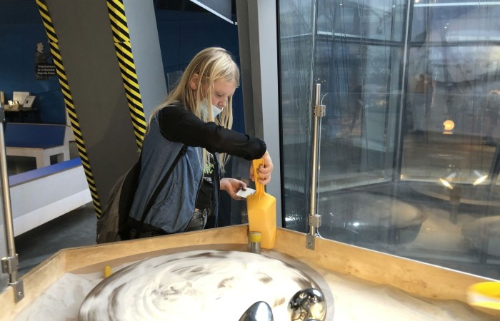 Ostatnim Etapem zwiedzania było Centrum Nauki Kopernik, niewątpliwie jednego z najważniejszych punktów naszej wycieczki. Jest to wspaniały ośrodek nauki, którego misją jest rozbudzanie ciekawości, wspomaganie samodzielnego poznawania świata i uczenia się. Wszyscy mogli poznać prawa nauki poprzez samodzielne przeprowadzanie doświadczeń na interaktywnych wystawach. Uczniowie mieli okazję własnoręcznie dokonywać wielu doświadczeń naukowych, zobaczyć na własne oczy mechanizmy funkcjonowania ludzkiego organizmu, urządzeń, wszechświata i wielu innych aspektów otaczającego nas świata.
