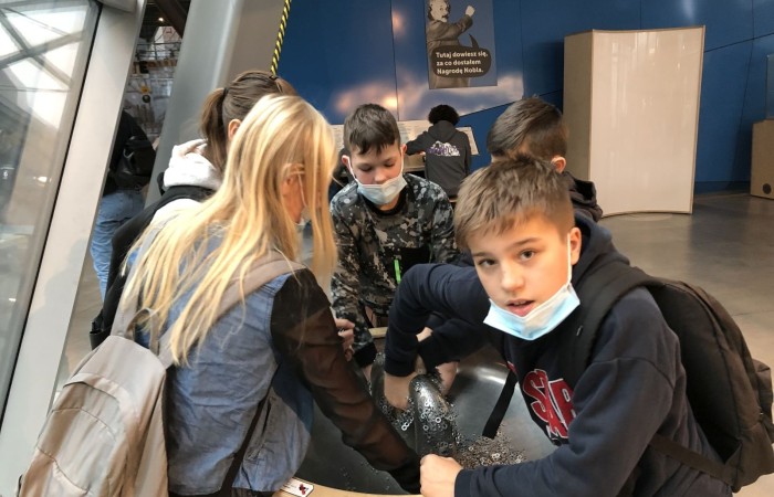 Ostatnim Etapem zwiedzania było Centrum Nauki Kopernik, niewątpliwie jednego z najważniejszych punktów naszej wycieczki. Jest to wspaniały ośrodek nauki, którego misją jest rozbudzanie ciekawości, wspomaganie samodzielnego poznawania świata i uczenia się. Wszyscy mogli poznać prawa nauki poprzez samodzielne przeprowadzanie doświadczeń na interaktywnych wystawach. Uczniowie mieli okazję własnoręcznie dokonywać wielu doświadczeń naukowych, zobaczyć na własne oczy mechanizmy funkcjonowania ludzkiego organizmu, urządzeń, wszechświata i wielu innych aspektów otaczającego nas świata.
