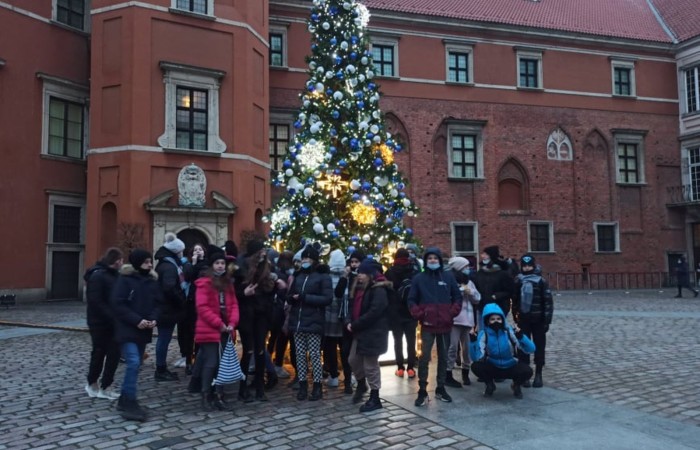 W dniach 9-11 grudnia 2021 uczniowie klas 7b i 7c uczestniczyli w wycieczce do stolicy Polski w ramach projektu Ministerstwa Edukacji i Nauki 