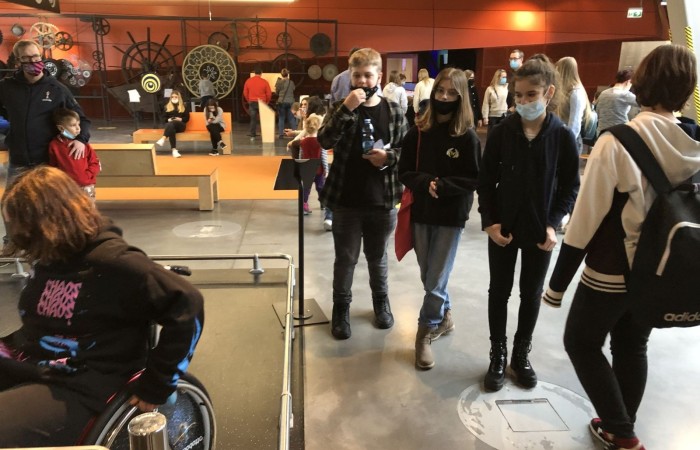 Ostatnim Etapem zwiedzania było Centrum Nauki Kopernik, niewątpliwie jednego z najważniejszych punktów naszej wycieczki. Jest to wspaniały ośrodek nauki, którego misją jest rozbudzanie ciekawości, wspomaganie samodzielnego poznawania świata i uczenia się. Wszyscy mogli poznać prawa nauki poprzez samodzielne przeprowadzanie doświadczeń na interaktywnych wystawach. Uczniowie mieli okazję własnoręcznie dokonywać wielu doświadczeń naukowych, zobaczyć na własne oczy mechanizmy funkcjonowania ludzkiego organizmu, urządzeń, wszechświata i wielu innych aspektów otaczającego nas świata.
