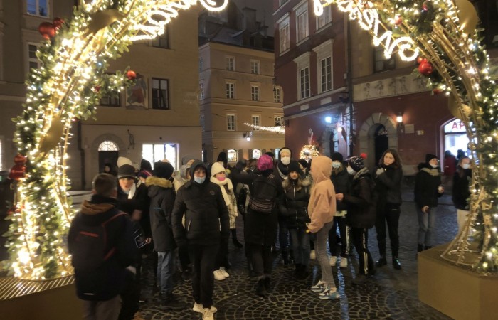 W dniach 9-11 grudnia 2021 uczniowie klas 7b i 7c uczestniczyli w wycieczce do stolicy Polski w ramach projektu Ministerstwa Edukacji i Nauki 