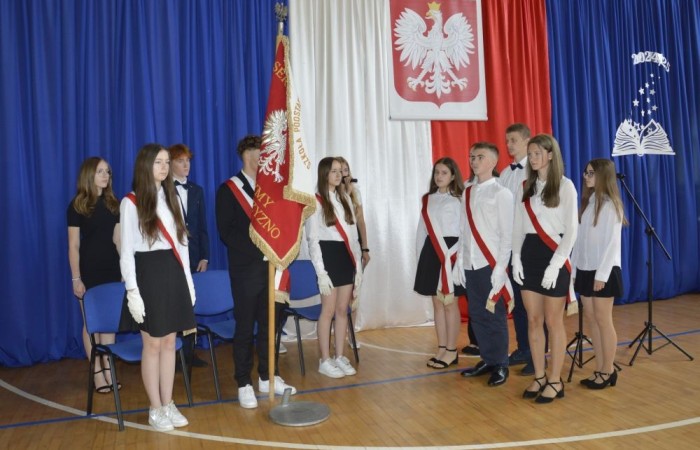 26 czerwca 2025 roku odbyło się uroczyste zakończenie roku szkolnego dla uczniów klas 8a i 8b. To wyjątkowy moment, który stanowi symboliczne zakończenie ośmioletniej edukacyjnej drogi pełnej wyzwań, sukcesów oraz niezapomnianych chwil.
Spośród 40 uczniów aż 15 ukończyło szkołę z wyróżnieniem, co jest wynikiem ich ciężkiej pracy i wytrwałości. To ogromny powód do dumy zarówno dla uczniów, jak i ich rodziców oraz nauczycieli.
Szczególne gratulacje kierujemy do dwóch uczennic – Joanny Żukowskiej i Leny Rębacz, które otrzymają stypendium Burmistrza Pasłęka. Ich osiągnięcia edukacyjne oraz zaangażowanie w życie szkoły zostały docenione.
Choć dziś klasy ósme żegnają się ze szkołą podstawową, to przed nimi nowy etap – szkoły średnie, nowe wyzwania i możliwości. Życzymy wszystkim absolwentom odwagi w realizowaniu swoich marzeń, wiary w siebie i wielu sukcesów na dalszej drodze edukacyjnej.