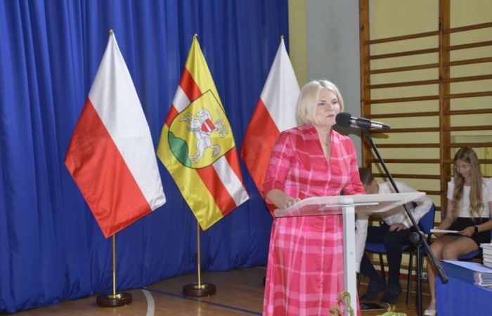 26 czerwca 2025 roku odbyło się uroczyste zakończenie roku szkolnego dla uczniów klas 8a i 8b. To wyjątkowy moment, który stanowi symboliczne zakończenie ośmioletniej edukacyjnej drogi pełnej wyzwań, sukcesów oraz niezapomnianych chwil.
Spośród 40 uczniów aż 15 ukończyło szkołę z wyróżnieniem, co jest wynikiem ich ciężkiej pracy i wytrwałości. To ogromny powód do dumy zarówno dla uczniów, jak i ich rodziców oraz nauczycieli.
Szczególne gratulacje kierujemy do dwóch uczennic – Joanny Żukowskiej i Leny Rębacz, które otrzymają stypendium Burmistrza Pasłęka. Ich osiągnięcia edukacyjne oraz zaangażowanie w życie szkoły zostały docenione.
Choć dziś klasy ósme żegnają się ze szkołą podstawową, to przed nimi nowy etap – szkoły średnie, nowe wyzwania i możliwości. Życzymy wszystkim absolwentom odwagi w realizowaniu swoich marzeń, wiary w siebie i wielu sukcesów na dalszej drodze edukacyjnej.