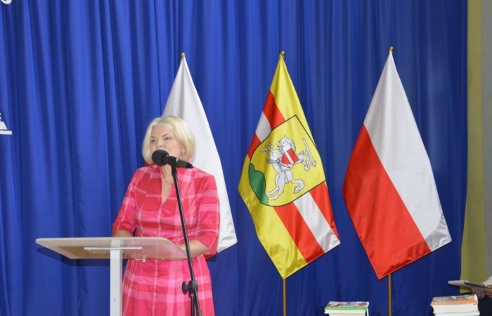 26 czerwca 2025 roku odbyło się uroczyste zakończenie roku szkolnego dla uczniów klas 8a i 8b. To wyjątkowy moment, który stanowi symboliczne zakończenie ośmioletniej edukacyjnej drogi pełnej wyzwań, sukcesów oraz niezapomnianych chwil.
Spośród 40 uczniów aż 15 ukończyło szkołę z wyróżnieniem, co jest wynikiem ich ciężkiej pracy i wytrwałości. To ogromny powód do dumy zarówno dla uczniów, jak i ich rodziców oraz nauczycieli.
Szczególne gratulacje kierujemy do dwóch uczennic – Joanny Żukowskiej i Leny Rębacz, które otrzymają stypendium Burmistrza Pasłęka. Ich osiągnięcia edukacyjne oraz zaangażowanie w życie szkoły zostały docenione.
Choć dziś klasy ósme żegnają się ze szkołą podstawową, to przed nimi nowy etap – szkoły średnie, nowe wyzwania i możliwości. Życzymy wszystkim absolwentom odwagi w realizowaniu swoich marzeń, wiary w siebie i wielu sukcesów na dalszej drodze edukacyjnej.