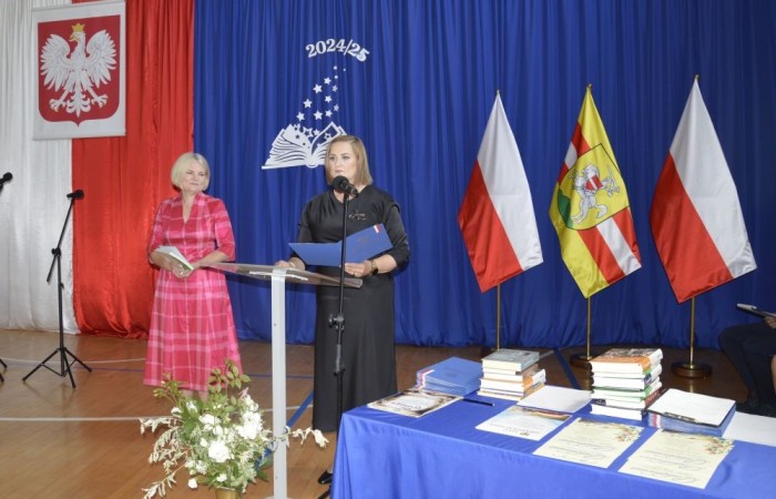 26 czerwca 2025 roku odbyło się uroczyste zakończenie roku szkolnego dla uczniów klas 8a i 8b. To wyjątkowy moment, który stanowi symboliczne zakończenie ośmioletniej edukacyjnej drogi pełnej wyzwań, sukcesów oraz niezapomnianych chwil.
Spośród 40 uczniów aż 15 ukończyło szkołę z wyróżnieniem, co jest wynikiem ich ciężkiej pracy i wytrwałości. To ogromny powód do dumy zarówno dla uczniów, jak i ich rodziców oraz nauczycieli.
Szczególne gratulacje kierujemy do dwóch uczennic – Joanny Żukowskiej i Leny Rębacz, które otrzymają stypendium Burmistrza Pasłęka. Ich osiągnięcia edukacyjne oraz zaangażowanie w życie szkoły zostały docenione.
Choć dziś klasy ósme żegnają się ze szkołą podstawową, to przed nimi nowy etap – szkoły średnie, nowe wyzwania i możliwości. Życzymy wszystkim absolwentom odwagi w realizowaniu swoich marzeń, wiary w siebie i wielu sukcesów na dalszej drodze edukacyjnej.