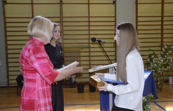 26 czerwca 2025 roku odbyło się uroczyste zakończenie roku szkolnego dla uczniów klas 8a i 8b. To wyjątkowy moment, który stanowi symboliczne zakończenie ośmioletniej edukacyjnej drogi pełnej wyzwań, sukcesów oraz niezapomnianych chwil.
Spośród 40 uczniów aż 15 ukończyło szkołę z wyróżnieniem, co jest wynikiem ich ciężkiej pracy i wytrwałości. To ogromny powód do dumy zarówno dla uczniów, jak i ich rodziców oraz nauczycieli.
Szczególne gratulacje kierujemy do dwóch uczennic – Joanny Żukowskiej i Leny Rębacz, które otrzymają stypendium Burmistrza Pasłęka. Ich osiągnięcia edukacyjne oraz zaangażowanie w życie szkoły zostały docenione.
Choć dziś klasy ósme żegnają się ze szkołą podstawową, to przed nimi nowy etap – szkoły średnie, nowe wyzwania i możliwości. Życzymy wszystkim absolwentom odwagi w realizowaniu swoich marzeń, wiary w siebie i wielu sukcesów na dalszej drodze edukacyjnej.