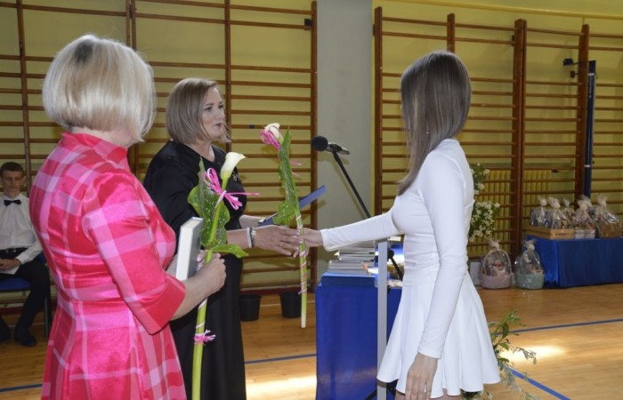 26 czerwca 2025 roku odbyło się uroczyste zakończenie roku szkolnego dla uczniów klas 8a i 8b. To wyjątkowy moment, który stanowi symboliczne zakończenie ośmioletniej edukacyjnej drogi pełnej wyzwań, sukcesów oraz niezapomnianych chwil.
Spośród 40 uczniów aż 15 ukończyło szkołę z wyróżnieniem, co jest wynikiem ich ciężkiej pracy i wytrwałości. To ogromny powód do dumy zarówno dla uczniów, jak i ich rodziców oraz nauczycieli.
Szczególne gratulacje kierujemy do dwóch uczennic – Joanny Żukowskiej i Leny Rębacz, które otrzymają stypendium Burmistrza Pasłęka. Ich osiągnięcia edukacyjne oraz zaangażowanie w życie szkoły zostały docenione.
Choć dziś klasy ósme żegnają się ze szkołą podstawową, to przed nimi nowy etap – szkoły średnie, nowe wyzwania i możliwości. Życzymy wszystkim absolwentom odwagi w realizowaniu swoich marzeń, wiary w siebie i wielu sukcesów na dalszej drodze edukacyjnej.