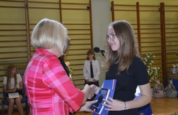 26 czerwca 2025 roku odbyło się uroczyste zakończenie roku szkolnego dla uczniów klas 8a i 8b. To wyjątkowy moment, który stanowi symboliczne zakończenie ośmioletniej edukacyjnej drogi pełnej wyzwań, sukcesów oraz niezapomnianych chwil.
Spośród 40 uczniów aż 15 ukończyło szkołę z wyróżnieniem, co jest wynikiem ich ciężkiej pracy i wytrwałości. To ogromny powód do dumy zarówno dla uczniów, jak i ich rodziców oraz nauczycieli.
Szczególne gratulacje kierujemy do dwóch uczennic – Joanny Żukowskiej i Leny Rębacz, które otrzymają stypendium Burmistrza Pasłęka. Ich osiągnięcia edukacyjne oraz zaangażowanie w życie szkoły zostały docenione.
Choć dziś klasy ósme żegnają się ze szkołą podstawową, to przed nimi nowy etap – szkoły średnie, nowe wyzwania i możliwości. Życzymy wszystkim absolwentom odwagi w realizowaniu swoich marzeń, wiary w siebie i wielu sukcesów na dalszej drodze edukacyjnej.