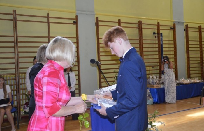 26 czerwca 2025 roku odbyło się uroczyste zakończenie roku szkolnego dla uczniów klas 8a i 8b. To wyjątkowy moment, który stanowi symboliczne zakończenie ośmioletniej edukacyjnej drogi pełnej wyzwań, sukcesów oraz niezapomnianych chwil.
Spośród 40 uczniów aż 15 ukończyło szkołę z wyróżnieniem, co jest wynikiem ich ciężkiej pracy i wytrwałości. To ogromny powód do dumy zarówno dla uczniów, jak i ich rodziców oraz nauczycieli.
Szczególne gratulacje kierujemy do dwóch uczennic – Joanny Żukowskiej i Leny Rębacz, które otrzymają stypendium Burmistrza Pasłęka. Ich osiągnięcia edukacyjne oraz zaangażowanie w życie szkoły zostały docenione.
Choć dziś klasy ósme żegnają się ze szkołą podstawową, to przed nimi nowy etap – szkoły średnie, nowe wyzwania i możliwości. Życzymy wszystkim absolwentom odwagi w realizowaniu swoich marzeń, wiary w siebie i wielu sukcesów na dalszej drodze edukacyjnej.