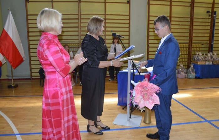 26 czerwca 2025 roku odbyło się uroczyste zakończenie roku szkolnego dla uczniów klas 8a i 8b. To wyjątkowy moment, który stanowi symboliczne zakończenie ośmioletniej edukacyjnej drogi pełnej wyzwań, sukcesów oraz niezapomnianych chwil.
Spośród 40 uczniów aż 15 ukończyło szkołę z wyróżnieniem, co jest wynikiem ich ciężkiej pracy i wytrwałości. To ogromny powód do dumy zarówno dla uczniów, jak i ich rodziców oraz nauczycieli.
Szczególne gratulacje kierujemy do dwóch uczennic – Joanny Żukowskiej i Leny Rębacz, które otrzymają stypendium Burmistrza Pasłęka. Ich osiągnięcia edukacyjne oraz zaangażowanie w życie szkoły zostały docenione.
Choć dziś klasy ósme żegnają się ze szkołą podstawową, to przed nimi nowy etap – szkoły średnie, nowe wyzwania i możliwości. Życzymy wszystkim absolwentom odwagi w realizowaniu swoich marzeń, wiary w siebie i wielu sukcesów na dalszej drodze edukacyjnej.