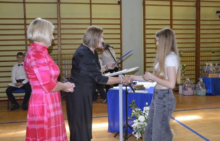 26 czerwca 2025 roku odbyło się uroczyste zakończenie roku szkolnego dla uczniów klas 8a i 8b. To wyjątkowy moment, który stanowi symboliczne zakończenie ośmioletniej edukacyjnej drogi pełnej wyzwań, sukcesów oraz niezapomnianych chwil.
Spośród 40 uczniów aż 15 ukończyło szkołę z wyróżnieniem, co jest wynikiem ich ciężkiej pracy i wytrwałości. To ogromny powód do dumy zarówno dla uczniów, jak i ich rodziców oraz nauczycieli.
Szczególne gratulacje kierujemy do dwóch uczennic – Joanny Żukowskiej i Leny Rębacz, które otrzymają stypendium Burmistrza Pasłęka. Ich osiągnięcia edukacyjne oraz zaangażowanie w życie szkoły zostały docenione.
Choć dziś klasy ósme żegnają się ze szkołą podstawową, to przed nimi nowy etap – szkoły średnie, nowe wyzwania i możliwości. Życzymy wszystkim absolwentom odwagi w realizowaniu swoich marzeń, wiary w siebie i wielu sukcesów na dalszej drodze edukacyjnej.