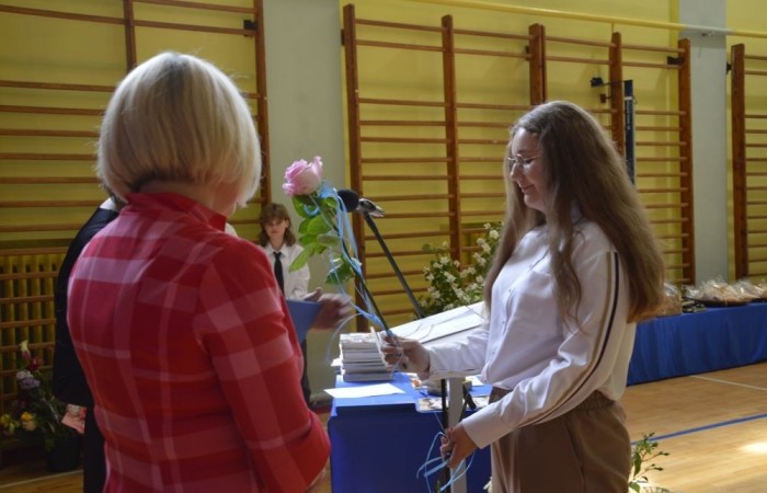 26 czerwca 2025 roku odbyło się uroczyste zakończenie roku szkolnego dla uczniów klas 8a i 8b. To wyjątkowy moment, który stanowi symboliczne zakończenie ośmioletniej edukacyjnej drogi pełnej wyzwań, sukcesów oraz niezapomnianych chwil.
Spośród 40 uczniów aż 15 ukończyło szkołę z wyróżnieniem, co jest wynikiem ich ciężkiej pracy i wytrwałości. To ogromny powód do dumy zarówno dla uczniów, jak i ich rodziców oraz nauczycieli.
Szczególne gratulacje kierujemy do dwóch uczennic – Joanny Żukowskiej i Leny Rębacz, które otrzymają stypendium Burmistrza Pasłęka. Ich osiągnięcia edukacyjne oraz zaangażowanie w życie szkoły zostały docenione.
Choć dziś klasy ósme żegnają się ze szkołą podstawową, to przed nimi nowy etap – szkoły średnie, nowe wyzwania i możliwości. Życzymy wszystkim absolwentom odwagi w realizowaniu swoich marzeń, wiary w siebie i wielu sukcesów na dalszej drodze edukacyjnej.
