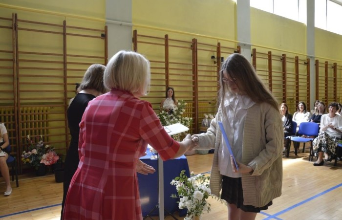 26 czerwca 2025 roku odbyło się uroczyste zakończenie roku szkolnego dla uczniów klas 8a i 8b. To wyjątkowy moment, który stanowi symboliczne zakończenie ośmioletniej edukacyjnej drogi pełnej wyzwań, sukcesów oraz niezapomnianych chwil.
Spośród 40 uczniów aż 15 ukończyło szkołę z wyróżnieniem, co jest wynikiem ich ciężkiej pracy i wytrwałości. To ogromny powód do dumy zarówno dla uczniów, jak i ich rodziców oraz nauczycieli.
Szczególne gratulacje kierujemy do dwóch uczennic – Joanny Żukowskiej i Leny Rębacz, które otrzymają stypendium Burmistrza Pasłęka. Ich osiągnięcia edukacyjne oraz zaangażowanie w życie szkoły zostały docenione.
Choć dziś klasy ósme żegnają się ze szkołą podstawową, to przed nimi nowy etap – szkoły średnie, nowe wyzwania i możliwości. Życzymy wszystkim absolwentom odwagi w realizowaniu swoich marzeń, wiary w siebie i wielu sukcesów na dalszej drodze edukacyjnej.