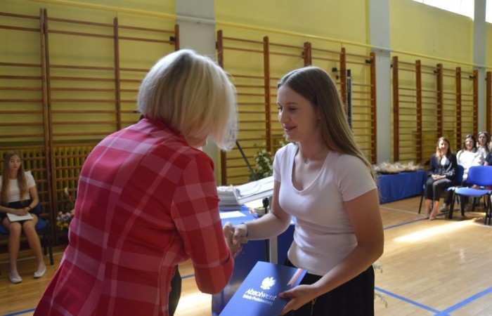 26 czerwca 2025 roku odbyło się uroczyste zakończenie roku szkolnego dla uczniów klas 8a i 8b. To wyjątkowy moment, który stanowi symboliczne zakończenie ośmioletniej edukacyjnej drogi pełnej wyzwań, sukcesów oraz niezapomnianych chwil.
Spośród 40 uczniów aż 15 ukończyło szkołę z wyróżnieniem, co jest wynikiem ich ciężkiej pracy i wytrwałości. To ogromny powód do dumy zarówno dla uczniów, jak i ich rodziców oraz nauczycieli.
Szczególne gratulacje kierujemy do dwóch uczennic – Joanny Żukowskiej i Leny Rębacz, które otrzymają stypendium Burmistrza Pasłęka. Ich osiągnięcia edukacyjne oraz zaangażowanie w życie szkoły zostały docenione.
Choć dziś klasy ósme żegnają się ze szkołą podstawową, to przed nimi nowy etap – szkoły średnie, nowe wyzwania i możliwości. Życzymy wszystkim absolwentom odwagi w realizowaniu swoich marzeń, wiary w siebie i wielu sukcesów na dalszej drodze edukacyjnej.