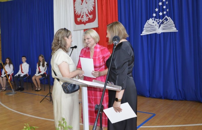 26 czerwca 2025 roku odbyło się uroczyste zakończenie roku szkolnego dla uczniów klas 8a i 8b. To wyjątkowy moment, który stanowi symboliczne zakończenie ośmioletniej edukacyjnej drogi pełnej wyzwań, sukcesów oraz niezapomnianych chwil.
Spośród 40 uczniów aż 15 ukończyło szkołę z wyróżnieniem, co jest wynikiem ich ciężkiej pracy i wytrwałości. To ogromny powód do dumy zarówno dla uczniów, jak i ich rodziców oraz nauczycieli.
Szczególne gratulacje kierujemy do dwóch uczennic – Joanny Żukowskiej i Leny Rębacz, które otrzymają stypendium Burmistrza Pasłęka. Ich osiągnięcia edukacyjne oraz zaangażowanie w życie szkoły zostały docenione.
Choć dziś klasy ósme żegnają się ze szkołą podstawową, to przed nimi nowy etap – szkoły średnie, nowe wyzwania i możliwości. Życzymy wszystkim absolwentom odwagi w realizowaniu swoich marzeń, wiary w siebie i wielu sukcesów na dalszej drodze edukacyjnej.