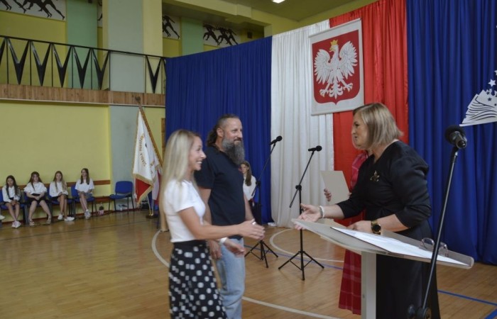 26 czerwca 2025 roku odbyło się uroczyste zakończenie roku szkolnego dla uczniów klas 8a i 8b. To wyjątkowy moment, który stanowi symboliczne zakończenie ośmioletniej edukacyjnej drogi pełnej wyzwań, sukcesów oraz niezapomnianych chwil.
Spośród 40 uczniów aż 15 ukończyło szkołę z wyróżnieniem, co jest wynikiem ich ciężkiej pracy i wytrwałości. To ogromny powód do dumy zarówno dla uczniów, jak i ich rodziców oraz nauczycieli.
Szczególne gratulacje kierujemy do dwóch uczennic – Joanny Żukowskiej i Leny Rębacz, które otrzymają stypendium Burmistrza Pasłęka. Ich osiągnięcia edukacyjne oraz zaangażowanie w życie szkoły zostały docenione.
Choć dziś klasy ósme żegnają się ze szkołą podstawową, to przed nimi nowy etap – szkoły średnie, nowe wyzwania i możliwości. Życzymy wszystkim absolwentom odwagi w realizowaniu swoich marzeń, wiary w siebie i wielu sukcesów na dalszej drodze edukacyjnej.
