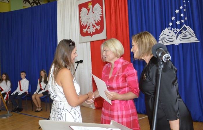 26 czerwca 2025 roku odbyło się uroczyste zakończenie roku szkolnego dla uczniów klas 8a i 8b. To wyjątkowy moment, który stanowi symboliczne zakończenie ośmioletniej edukacyjnej drogi pełnej wyzwań, sukcesów oraz niezapomnianych chwil.
Spośród 40 uczniów aż 15 ukończyło szkołę z wyróżnieniem, co jest wynikiem ich ciężkiej pracy i wytrwałości. To ogromny powód do dumy zarówno dla uczniów, jak i ich rodziców oraz nauczycieli.
Szczególne gratulacje kierujemy do dwóch uczennic – Joanny Żukowskiej i Leny Rębacz, które otrzymają stypendium Burmistrza Pasłęka. Ich osiągnięcia edukacyjne oraz zaangażowanie w życie szkoły zostały docenione.
Choć dziś klasy ósme żegnają się ze szkołą podstawową, to przed nimi nowy etap – szkoły średnie, nowe wyzwania i możliwości. Życzymy wszystkim absolwentom odwagi w realizowaniu swoich marzeń, wiary w siebie i wielu sukcesów na dalszej drodze edukacyjnej.