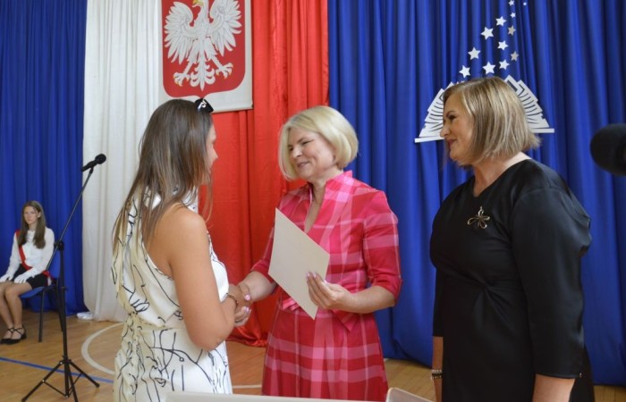 26 czerwca 2025 roku odbyło się uroczyste zakończenie roku szkolnego dla uczniów klas 8a i 8b. To wyjątkowy moment, który stanowi symboliczne zakończenie ośmioletniej edukacyjnej drogi pełnej wyzwań, sukcesów oraz niezapomnianych chwil.
Spośród 40 uczniów aż 15 ukończyło szkołę z wyróżnieniem, co jest wynikiem ich ciężkiej pracy i wytrwałości. To ogromny powód do dumy zarówno dla uczniów, jak i ich rodziców oraz nauczycieli.
Szczególne gratulacje kierujemy do dwóch uczennic – Joanny Żukowskiej i Leny Rębacz, które otrzymają stypendium Burmistrza Pasłęka. Ich osiągnięcia edukacyjne oraz zaangażowanie w życie szkoły zostały docenione.
Choć dziś klasy ósme żegnają się ze szkołą podstawową, to przed nimi nowy etap – szkoły średnie, nowe wyzwania i możliwości. Życzymy wszystkim absolwentom odwagi w realizowaniu swoich marzeń, wiary w siebie i wielu sukcesów na dalszej drodze edukacyjnej.