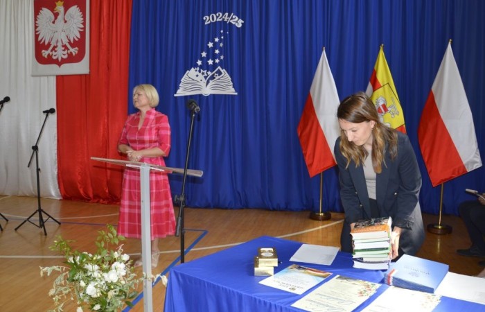 26 czerwca 2025 roku odbyło się uroczyste zakończenie roku szkolnego dla uczniów klas 8a i 8b. To wyjątkowy moment, który stanowi symboliczne zakończenie ośmioletniej edukacyjnej drogi pełnej wyzwań, sukcesów oraz niezapomnianych chwil.
Spośród 40 uczniów aż 15 ukończyło szkołę z wyróżnieniem, co jest wynikiem ich ciężkiej pracy i wytrwałości. To ogromny powód do dumy zarówno dla uczniów, jak i ich rodziców oraz nauczycieli.
Szczególne gratulacje kierujemy do dwóch uczennic – Joanny Żukowskiej i Leny Rębacz, które otrzymają stypendium Burmistrza Pasłęka. Ich osiągnięcia edukacyjne oraz zaangażowanie w życie szkoły zostały docenione.
Choć dziś klasy ósme żegnają się ze szkołą podstawową, to przed nimi nowy etap – szkoły średnie, nowe wyzwania i możliwości. Życzymy wszystkim absolwentom odwagi w realizowaniu swoich marzeń, wiary w siebie i wielu sukcesów na dalszej drodze edukacyjnej.