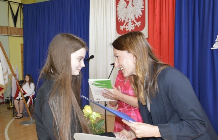 26 czerwca 2025 roku odbyło się uroczyste zakończenie roku szkolnego dla uczniów klas 8a i 8b. To wyjątkowy moment, który stanowi symboliczne zakończenie ośmioletniej edukacyjnej drogi pełnej wyzwań, sukcesów oraz niezapomnianych chwil.
Spośród 40 uczniów aż 15 ukończyło szkołę z wyróżnieniem, co jest wynikiem ich ciężkiej pracy i wytrwałości. To ogromny powód do dumy zarówno dla uczniów, jak i ich rodziców oraz nauczycieli.
Szczególne gratulacje kierujemy do dwóch uczennic – Joanny Żukowskiej i Leny Rębacz, które otrzymają stypendium Burmistrza Pasłęka. Ich osiągnięcia edukacyjne oraz zaangażowanie w życie szkoły zostały docenione.
Choć dziś klasy ósme żegnają się ze szkołą podstawową, to przed nimi nowy etap – szkoły średnie, nowe wyzwania i możliwości. Życzymy wszystkim absolwentom odwagi w realizowaniu swoich marzeń, wiary w siebie i wielu sukcesów na dalszej drodze edukacyjnej.