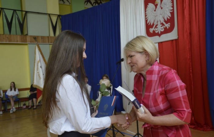 26 czerwca 2025 roku odbyło się uroczyste zakończenie roku szkolnego dla uczniów klas 8a i 8b. To wyjątkowy moment, który stanowi symboliczne zakończenie ośmioletniej edukacyjnej drogi pełnej wyzwań, sukcesów oraz niezapomnianych chwil.
Spośród 40 uczniów aż 15 ukończyło szkołę z wyróżnieniem, co jest wynikiem ich ciężkiej pracy i wytrwałości. To ogromny powód do dumy zarówno dla uczniów, jak i ich rodziców oraz nauczycieli.
Szczególne gratulacje kierujemy do dwóch uczennic – Joanny Żukowskiej i Leny Rębacz, które otrzymają stypendium Burmistrza Pasłęka. Ich osiągnięcia edukacyjne oraz zaangażowanie w życie szkoły zostały docenione.
Choć dziś klasy ósme żegnają się ze szkołą podstawową, to przed nimi nowy etap – szkoły średnie, nowe wyzwania i możliwości. Życzymy wszystkim absolwentom odwagi w realizowaniu swoich marzeń, wiary w siebie i wielu sukcesów na dalszej drodze edukacyjnej.
