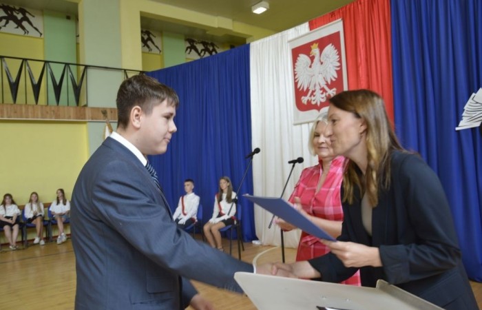 26 czerwca 2025 roku odbyło się uroczyste zakończenie roku szkolnego dla uczniów klas 8a i 8b. To wyjątkowy moment, który stanowi symboliczne zakończenie ośmioletniej edukacyjnej drogi pełnej wyzwań, sukcesów oraz niezapomnianych chwil.
Spośród 40 uczniów aż 15 ukończyło szkołę z wyróżnieniem, co jest wynikiem ich ciężkiej pracy i wytrwałości. To ogromny powód do dumy zarówno dla uczniów, jak i ich rodziców oraz nauczycieli.
Szczególne gratulacje kierujemy do dwóch uczennic – Joanny Żukowskiej i Leny Rębacz, które otrzymają stypendium Burmistrza Pasłęka. Ich osiągnięcia edukacyjne oraz zaangażowanie w życie szkoły zostały docenione.
Choć dziś klasy ósme żegnają się ze szkołą podstawową, to przed nimi nowy etap – szkoły średnie, nowe wyzwania i możliwości. Życzymy wszystkim absolwentom odwagi w realizowaniu swoich marzeń, wiary w siebie i wielu sukcesów na dalszej drodze edukacyjnej.