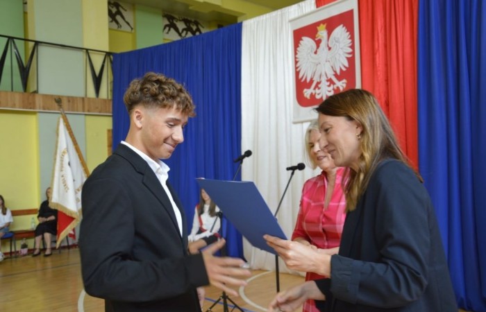 26 czerwca 2025 roku odbyło się uroczyste zakończenie roku szkolnego dla uczniów klas 8a i 8b. To wyjątkowy moment, który stanowi symboliczne zakończenie ośmioletniej edukacyjnej drogi pełnej wyzwań, sukcesów oraz niezapomnianych chwil.
Spośród 40 uczniów aż 15 ukończyło szkołę z wyróżnieniem, co jest wynikiem ich ciężkiej pracy i wytrwałości. To ogromny powód do dumy zarówno dla uczniów, jak i ich rodziców oraz nauczycieli.
Szczególne gratulacje kierujemy do dwóch uczennic – Joanny Żukowskiej i Leny Rębacz, które otrzymają stypendium Burmistrza Pasłęka. Ich osiągnięcia edukacyjne oraz zaangażowanie w życie szkoły zostały docenione.
Choć dziś klasy ósme żegnają się ze szkołą podstawową, to przed nimi nowy etap – szkoły średnie, nowe wyzwania i możliwości. Życzymy wszystkim absolwentom odwagi w realizowaniu swoich marzeń, wiary w siebie i wielu sukcesów na dalszej drodze edukacyjnej.