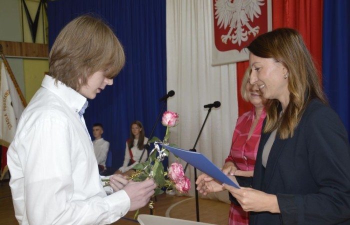 26 czerwca 2025 roku odbyło się uroczyste zakończenie roku szkolnego dla uczniów klas 8a i 8b. To wyjątkowy moment, który stanowi symboliczne zakończenie ośmioletniej edukacyjnej drogi pełnej wyzwań, sukcesów oraz niezapomnianych chwil.
Spośród 40 uczniów aż 15 ukończyło szkołę z wyróżnieniem, co jest wynikiem ich ciężkiej pracy i wytrwałości. To ogromny powód do dumy zarówno dla uczniów, jak i ich rodziców oraz nauczycieli.
Szczególne gratulacje kierujemy do dwóch uczennic – Joanny Żukowskiej i Leny Rębacz, które otrzymają stypendium Burmistrza Pasłęka. Ich osiągnięcia edukacyjne oraz zaangażowanie w życie szkoły zostały docenione.
Choć dziś klasy ósme żegnają się ze szkołą podstawową, to przed nimi nowy etap – szkoły średnie, nowe wyzwania i możliwości. Życzymy wszystkim absolwentom odwagi w realizowaniu swoich marzeń, wiary w siebie i wielu sukcesów na dalszej drodze edukacyjnej.