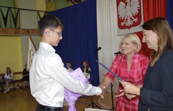 26 czerwca 2025 roku odbyło się uroczyste zakończenie roku szkolnego dla uczniów klas 8a i 8b. To wyjątkowy moment, który stanowi symboliczne zakończenie ośmioletniej edukacyjnej drogi pełnej wyzwań, sukcesów oraz niezapomnianych chwil.
Spośród 40 uczniów aż 15 ukończyło szkołę z wyróżnieniem, co jest wynikiem ich ciężkiej pracy i wytrwałości. To ogromny powód do dumy zarówno dla uczniów, jak i ich rodziców oraz nauczycieli.
Szczególne gratulacje kierujemy do dwóch uczennic – Joanny Żukowskiej i Leny Rębacz, które otrzymają stypendium Burmistrza Pasłęka. Ich osiągnięcia edukacyjne oraz zaangażowanie w życie szkoły zostały docenione.
Choć dziś klasy ósme żegnają się ze szkołą podstawową, to przed nimi nowy etap – szkoły średnie, nowe wyzwania i możliwości. Życzymy wszystkim absolwentom odwagi w realizowaniu swoich marzeń, wiary w siebie i wielu sukcesów na dalszej drodze edukacyjnej.