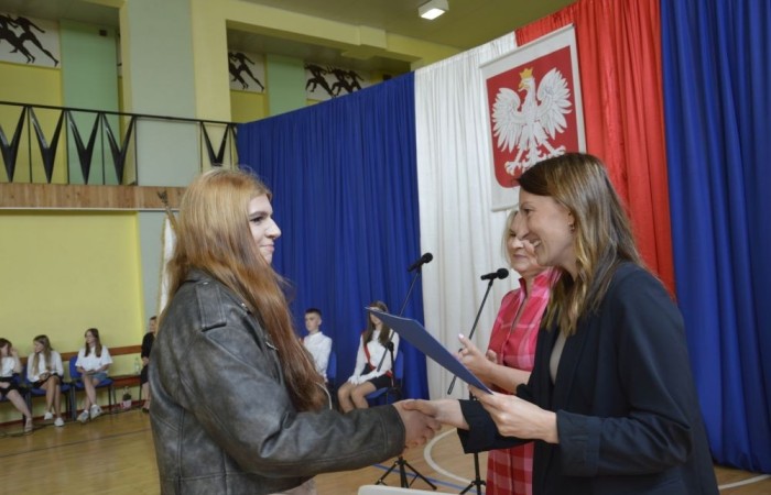 26 czerwca 2025 roku odbyło się uroczyste zakończenie roku szkolnego dla uczniów klas 8a i 8b. To wyjątkowy moment, który stanowi symboliczne zakończenie ośmioletniej edukacyjnej drogi pełnej wyzwań, sukcesów oraz niezapomnianych chwil.
Spośród 40 uczniów aż 15 ukończyło szkołę z wyróżnieniem, co jest wynikiem ich ciężkiej pracy i wytrwałości. To ogromny powód do dumy zarówno dla uczniów, jak i ich rodziców oraz nauczycieli.
Szczególne gratulacje kierujemy do dwóch uczennic – Joanny Żukowskiej i Leny Rębacz, które otrzymają stypendium Burmistrza Pasłęka. Ich osiągnięcia edukacyjne oraz zaangażowanie w życie szkoły zostały docenione.
Choć dziś klasy ósme żegnają się ze szkołą podstawową, to przed nimi nowy etap – szkoły średnie, nowe wyzwania i możliwości. Życzymy wszystkim absolwentom odwagi w realizowaniu swoich marzeń, wiary w siebie i wielu sukcesów na dalszej drodze edukacyjnej.