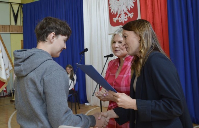 26 czerwca 2025 roku odbyło się uroczyste zakończenie roku szkolnego dla uczniów klas 8a i 8b. To wyjątkowy moment, który stanowi symboliczne zakończenie ośmioletniej edukacyjnej drogi pełnej wyzwań, sukcesów oraz niezapomnianych chwil.
Spośród 40 uczniów aż 15 ukończyło szkołę z wyróżnieniem, co jest wynikiem ich ciężkiej pracy i wytrwałości. To ogromny powód do dumy zarówno dla uczniów, jak i ich rodziców oraz nauczycieli.
Szczególne gratulacje kierujemy do dwóch uczennic – Joanny Żukowskiej i Leny Rębacz, które otrzymają stypendium Burmistrza Pasłęka. Ich osiągnięcia edukacyjne oraz zaangażowanie w życie szkoły zostały docenione.
Choć dziś klasy ósme żegnają się ze szkołą podstawową, to przed nimi nowy etap – szkoły średnie, nowe wyzwania i możliwości. Życzymy wszystkim absolwentom odwagi w realizowaniu swoich marzeń, wiary w siebie i wielu sukcesów na dalszej drodze edukacyjnej.