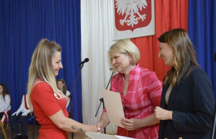 26 czerwca 2025 roku odbyło się uroczyste zakończenie roku szkolnego dla uczniów klas 8a i 8b. To wyjątkowy moment, który stanowi symboliczne zakończenie ośmioletniej edukacyjnej drogi pełnej wyzwań, sukcesów oraz niezapomnianych chwil.
Spośród 40 uczniów aż 15 ukończyło szkołę z wyróżnieniem, co jest wynikiem ich ciężkiej pracy i wytrwałości. To ogromny powód do dumy zarówno dla uczniów, jak i ich rodziców oraz nauczycieli.
Szczególne gratulacje kierujemy do dwóch uczennic – Joanny Żukowskiej i Leny Rębacz, które otrzymają stypendium Burmistrza Pasłęka. Ich osiągnięcia edukacyjne oraz zaangażowanie w życie szkoły zostały docenione.
Choć dziś klasy ósme żegnają się ze szkołą podstawową, to przed nimi nowy etap – szkoły średnie, nowe wyzwania i możliwości. Życzymy wszystkim absolwentom odwagi w realizowaniu swoich marzeń, wiary w siebie i wielu sukcesów na dalszej drodze edukacyjnej.