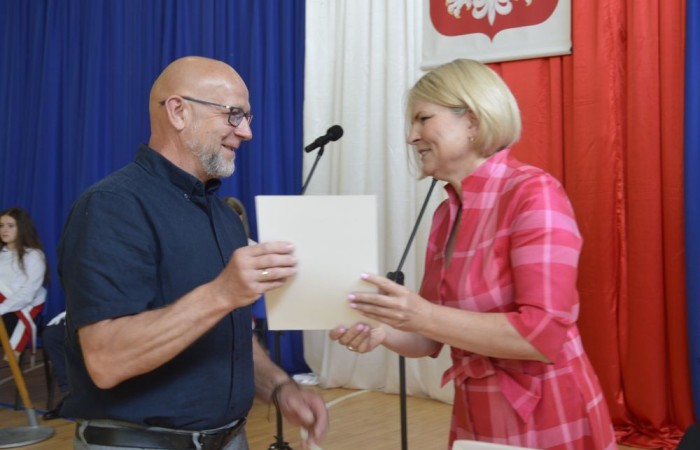 26 czerwca 2025 roku odbyło się uroczyste zakończenie roku szkolnego dla uczniów klas 8a i 8b. To wyjątkowy moment, który stanowi symboliczne zakończenie ośmioletniej edukacyjnej drogi pełnej wyzwań, sukcesów oraz niezapomnianych chwil.
Spośród 40 uczniów aż 15 ukończyło szkołę z wyróżnieniem, co jest wynikiem ich ciężkiej pracy i wytrwałości. To ogromny powód do dumy zarówno dla uczniów, jak i ich rodziców oraz nauczycieli.
Szczególne gratulacje kierujemy do dwóch uczennic – Joanny Żukowskiej i Leny Rębacz, które otrzymają stypendium Burmistrza Pasłęka. Ich osiągnięcia edukacyjne oraz zaangażowanie w życie szkoły zostały docenione.
Choć dziś klasy ósme żegnają się ze szkołą podstawową, to przed nimi nowy etap – szkoły średnie, nowe wyzwania i możliwości. Życzymy wszystkim absolwentom odwagi w realizowaniu swoich marzeń, wiary w siebie i wielu sukcesów na dalszej drodze edukacyjnej.