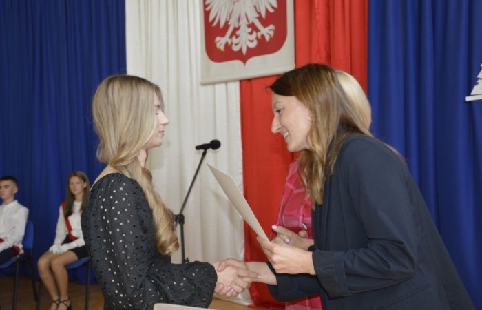 26 czerwca 2025 roku odbyło się uroczyste zakończenie roku szkolnego dla uczniów klas 8a i 8b. To wyjątkowy moment, który stanowi symboliczne zakończenie ośmioletniej edukacyjnej drogi pełnej wyzwań, sukcesów oraz niezapomnianych chwil.
Spośród 40 uczniów aż 15 ukończyło szkołę z wyróżnieniem, co jest wynikiem ich ciężkiej pracy i wytrwałości. To ogromny powód do dumy zarówno dla uczniów, jak i ich rodziców oraz nauczycieli.
Szczególne gratulacje kierujemy do dwóch uczennic – Joanny Żukowskiej i Leny Rębacz, które otrzymają stypendium Burmistrza Pasłęka. Ich osiągnięcia edukacyjne oraz zaangażowanie w życie szkoły zostały docenione.
Choć dziś klasy ósme żegnają się ze szkołą podstawową, to przed nimi nowy etap – szkoły średnie, nowe wyzwania i możliwości. Życzymy wszystkim absolwentom odwagi w realizowaniu swoich marzeń, wiary w siebie i wielu sukcesów na dalszej drodze edukacyjnej.